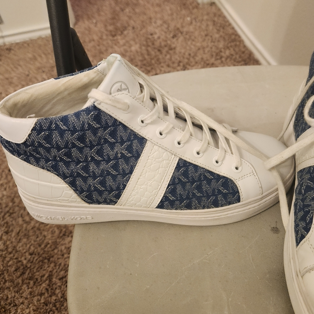 Athletic shoes